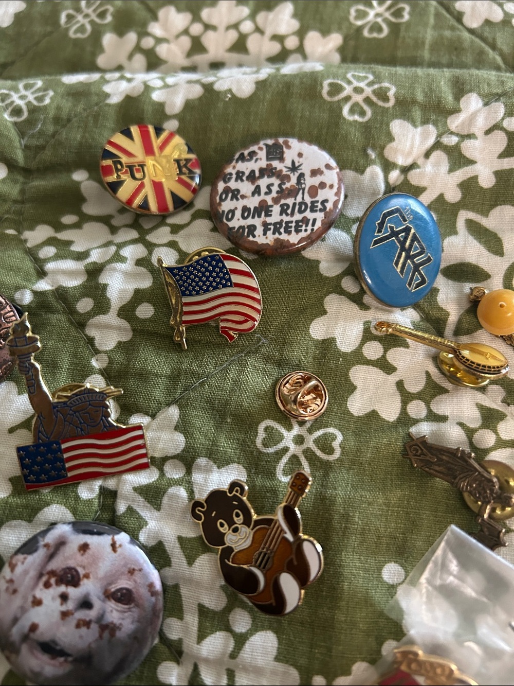 Assorted pin collection - Picture 3 of 3